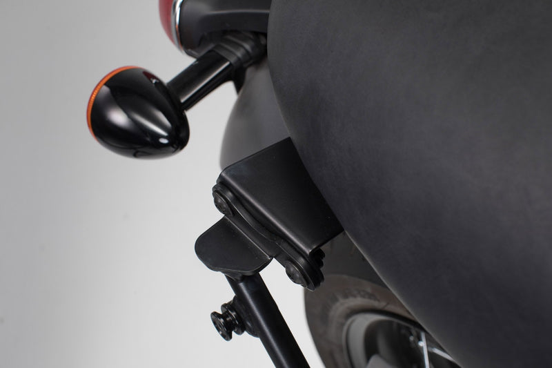 Adapter for SLC side carrier left. For Bonneville T100/120 (15-) w/o pass. grab rail. (HTA.11.743.12001)